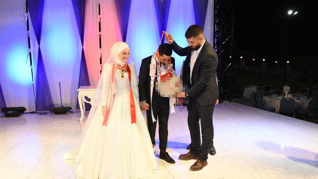 Damada bir garip hediye! Düğünde altın yerine bunu taktılar, görenler şaştı kaldı