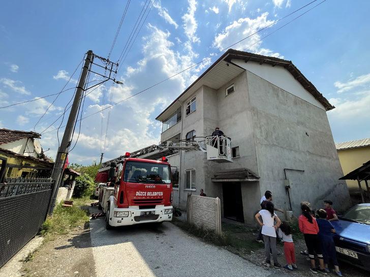 Düzce'de ayağı ipe dolanan karga yavrusu kurtarıldı G1
