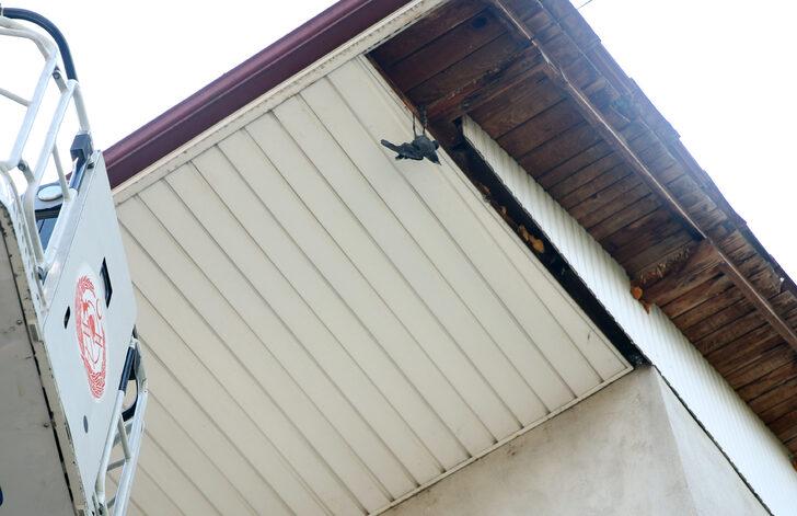 Düzce'de ayağı ipe dolanan karga yavrusu kurtarıldı G4