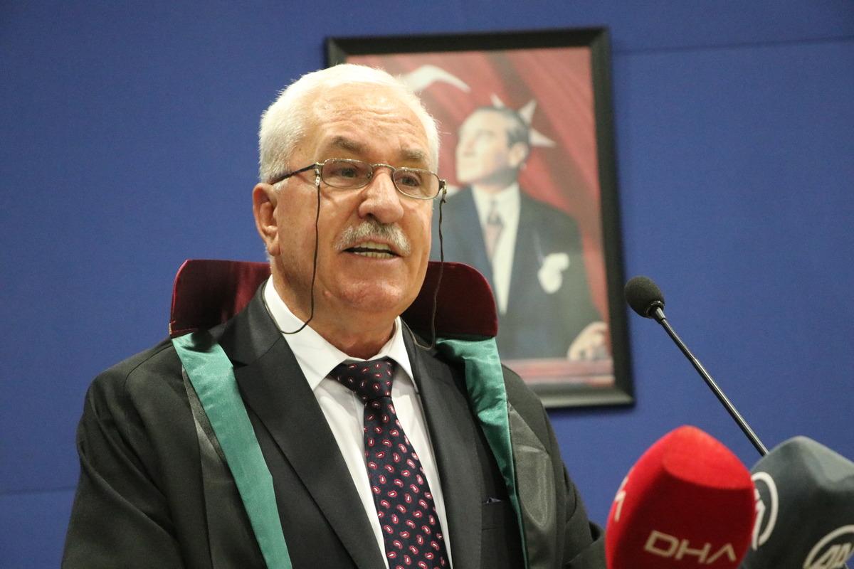 Hukuk fak&uuml;ltesini bitiren emekli &ouml;ğretmen 70 yaşında avukat oldu