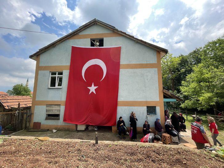 Şehit Topçu Uzman Çavuş Özkaya'nın babaannesi son yolculuğuna uğurlandı G3