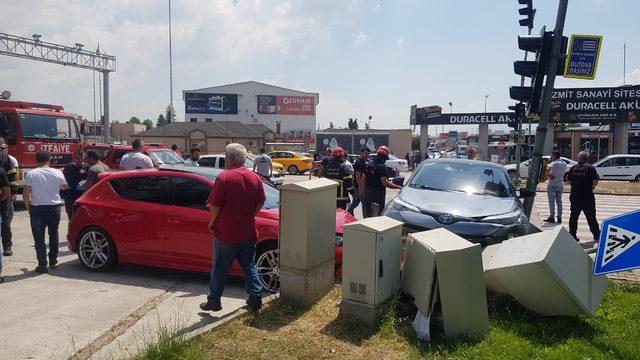 Kocaeli'de iki otomobilin çarpışması sonucu 2 kişi yaralandı
