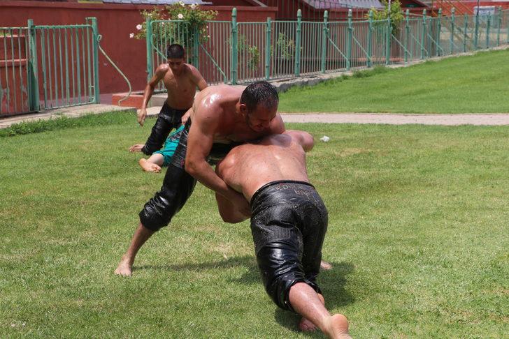 Edirne'de Kırkpınar'a hazırlanan pehlivanlar, özellikle öğlen saatlerinde çalışıyor G3