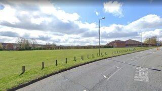 Sokak ortasında iğrenç olay! Çevredekilere aldırış etmeden cinsel ilişkiye giren çift polis arabalarıyla kuşatıldı