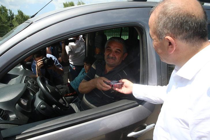Tokat Valisi Hatipoğlu ve Belediye Başkanı Eroğlu sürücülere kiraz ikram etti G1
