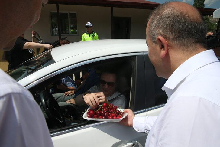 Tokat Valisi Hatipoğlu ve Belediye Başkanı Eroğlu sürücülere kiraz ikram etti G3