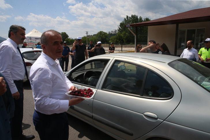 Tokat Valisi Hatipoğlu ve Belediye Başkanı Eroğlu sürücülere kiraz ikram etti G4