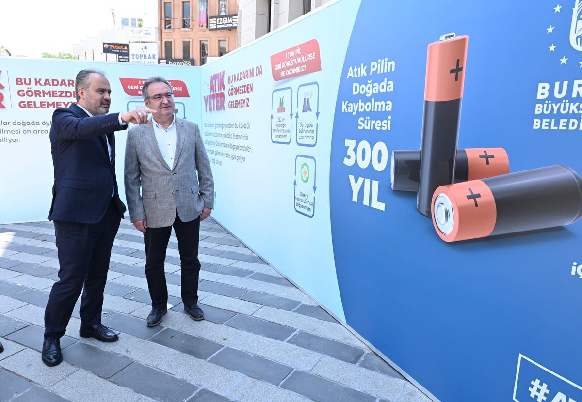 Bursa'da &ccedil;evre farkındalığı i&ccedil;in şehir meydanına ezilmiş dev metal kutu konuldu