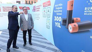 Bursa'da çevre farkındalığı için şehir meydanına ezilmiş dev metal kutu konuldu