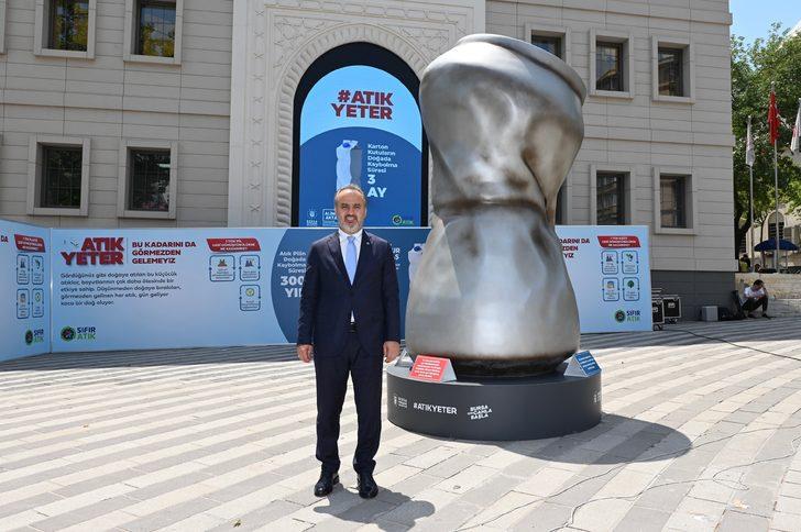 Bursa'da çevre farkındalığı için şehir meydanına ezilmiş dev metal kutu konuldu G2
