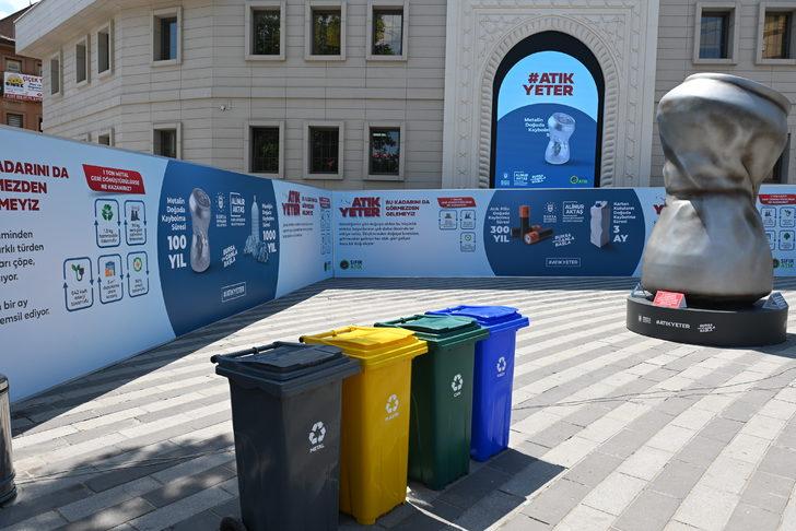 Bursa'da çevre farkındalığı için şehir meydanına ezilmiş dev metal kutu konuldu G4