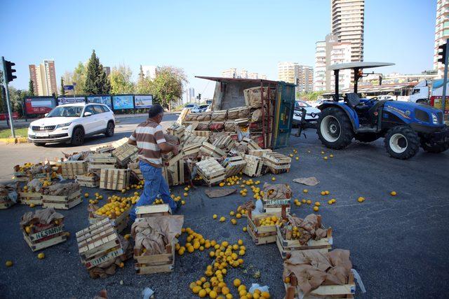 Mersin'de römorku devrilen traktördeki limonlar yola dağıldı