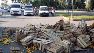Mersin'de römorku devrilen traktördeki limonlar yola dağıldı