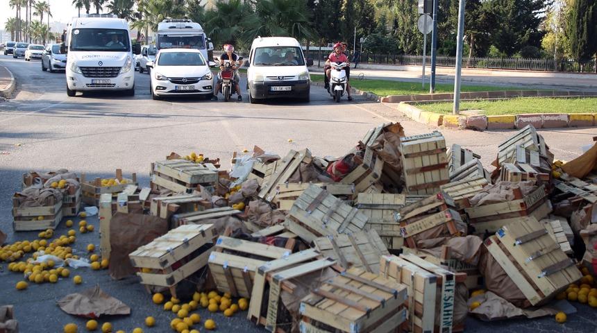 Mersin'de römorku devrilen traktördeki limonlar yola dağıldı