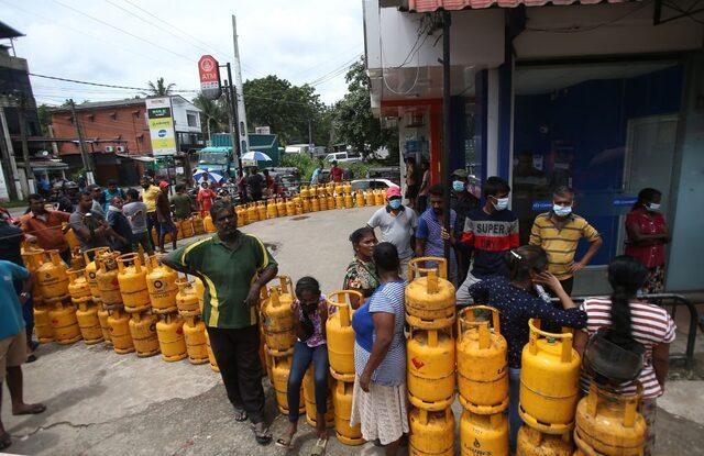 Sri Lanka'da halk tüpgaz almak için sıraya girdi