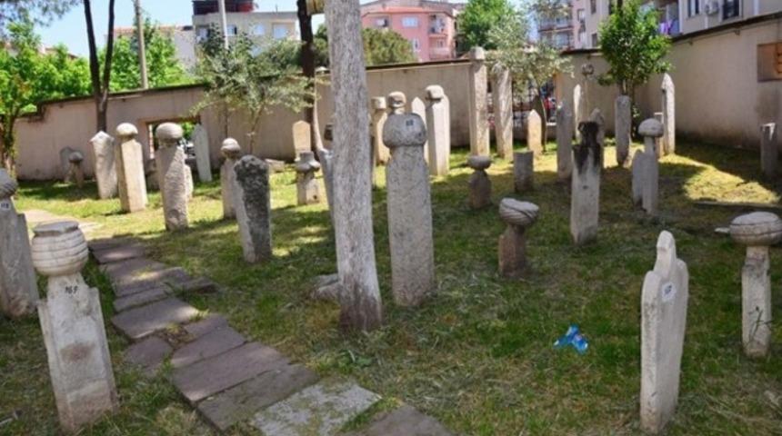 Tarihi mezarlıkta alarmlı güvenlik