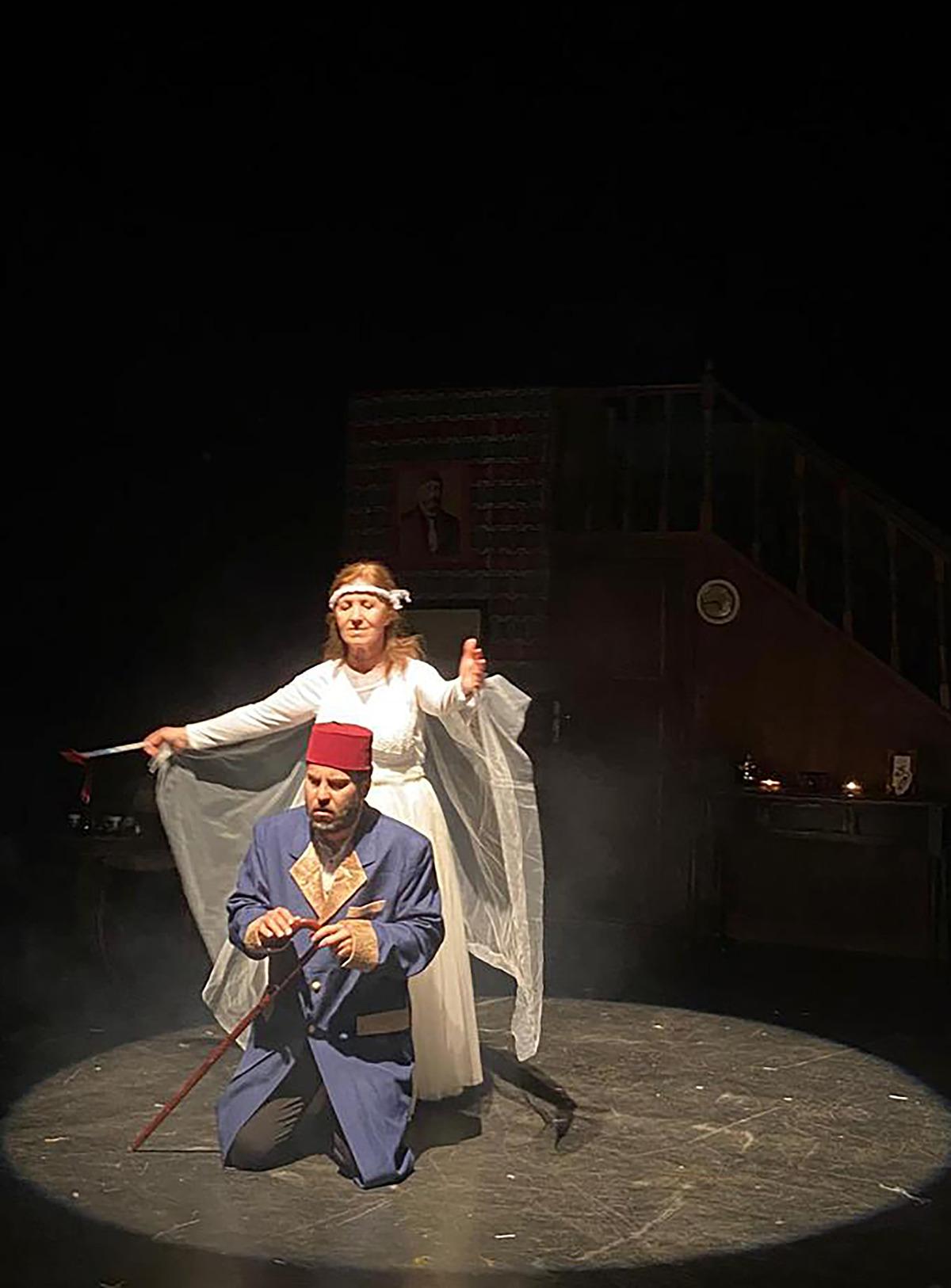 İstanbul'da &ouml;ğretmenler tiyatro oyunu sahneledi