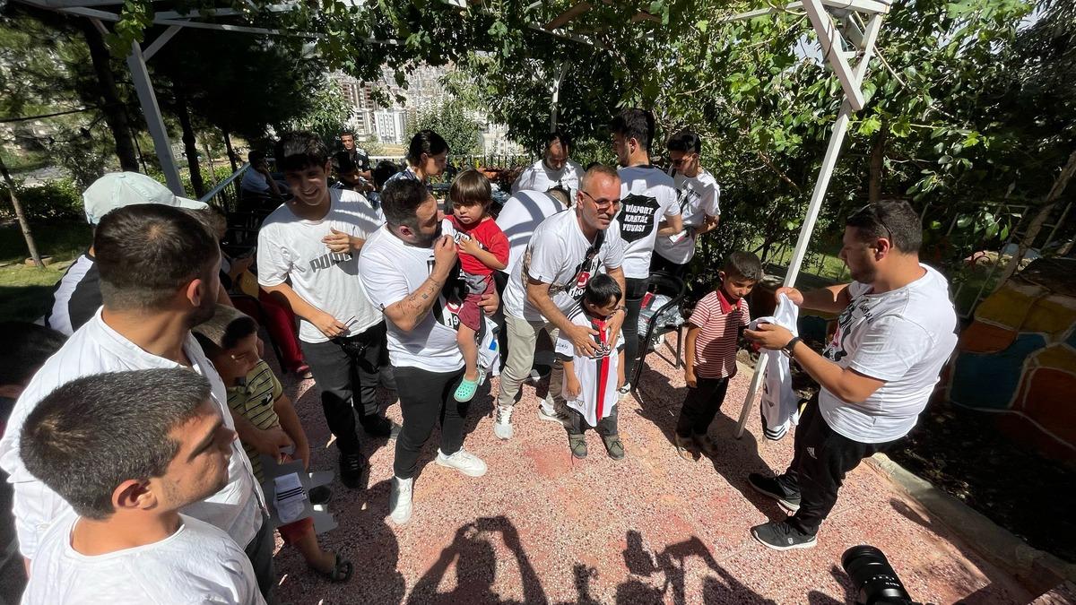 Şanlıurfa'da dezavantajlı &ccedil;ocuklara Beşiktaş forması dağıtıldı