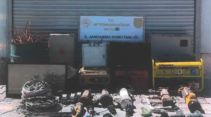 Afyonkarahisar'da kamu kurumlarından hırsızlık şüphelisi 13 kişi tutuklandı