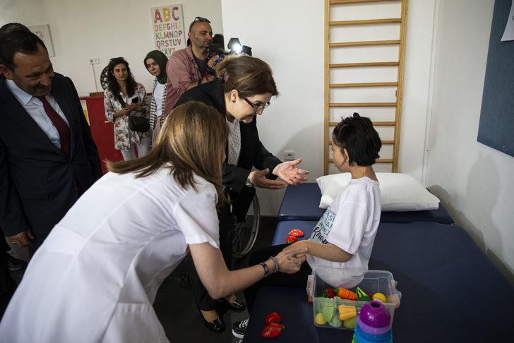 Aile ve Sosyal Hizmetler Bakanı Yanık, Engelsiz Yaşam Merkezini ziyaret etti: G3