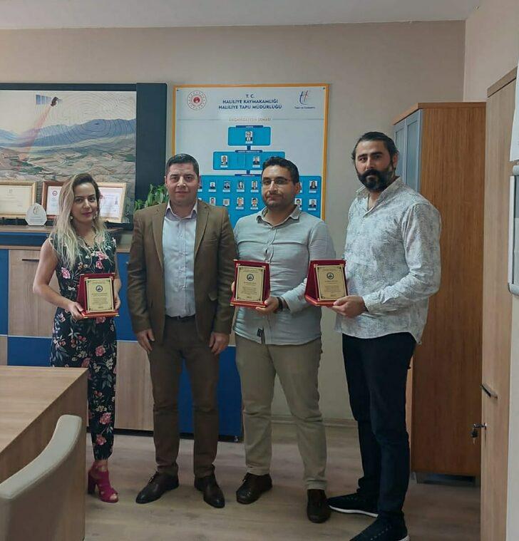 Şanlıurfa'da 5 milyon liralık dolandırıcılığı önleyen tapu memurlarına ödül G1