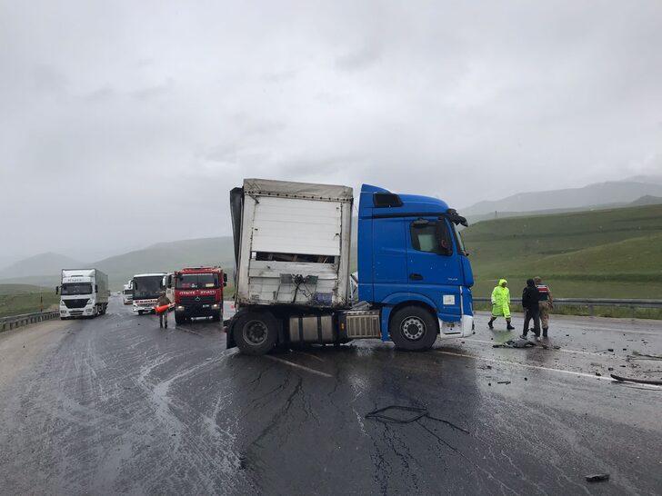 Erzurum'da tır ile pikabın çarpışması sonucu 2 kişi öldü G2