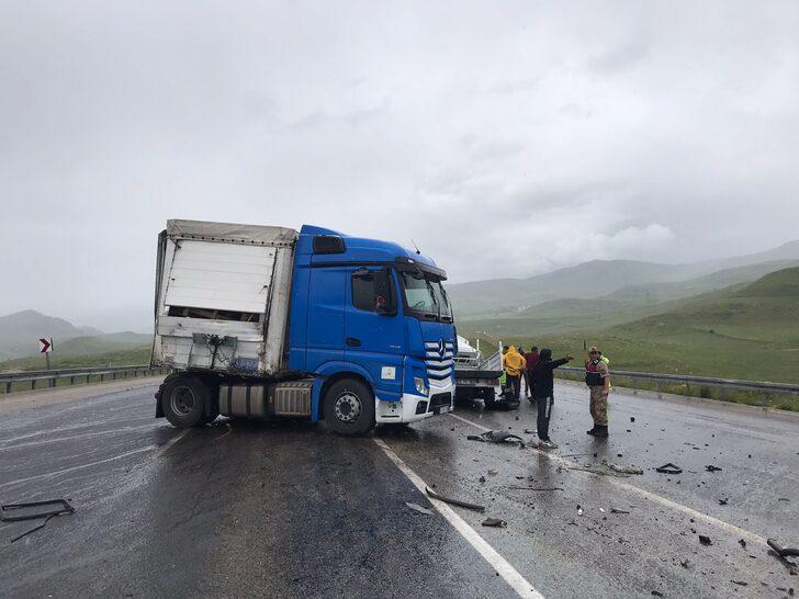 Erzurum'da tır ile pikabın çarpışması sonucu 2 kişi öldü G3