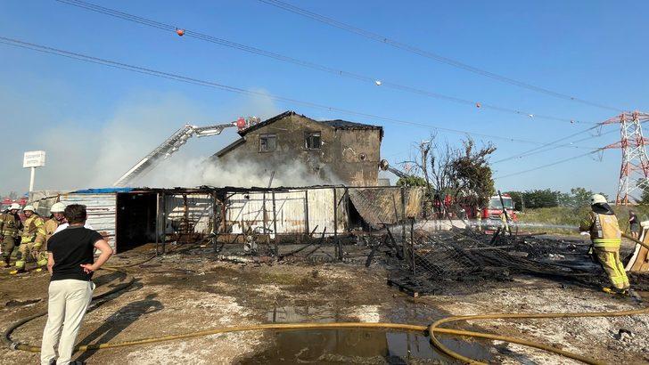 Tuzla'da hediyelik eşya atölyesinde çıkan yangın söndürüldü G3