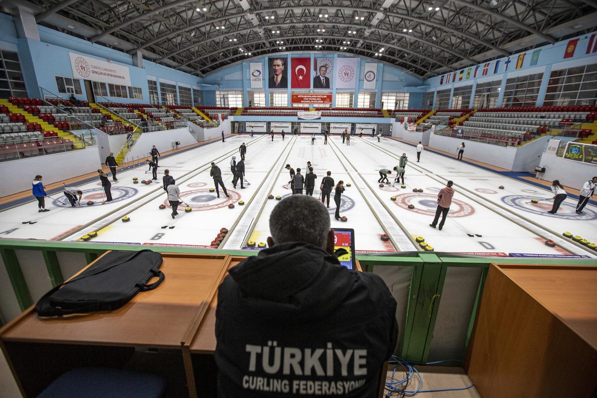 Curlingde T&uuml;rkiye Karışıklar Şampiyonası, Erzurum'da devam ediyor