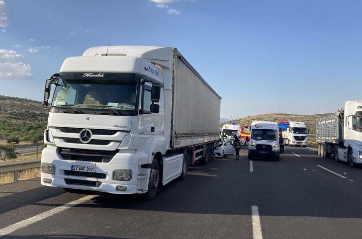 Gaziantep'te tırla otomobilin çarpıştığı kazada 1 kişi yaşamını yitirdi G4