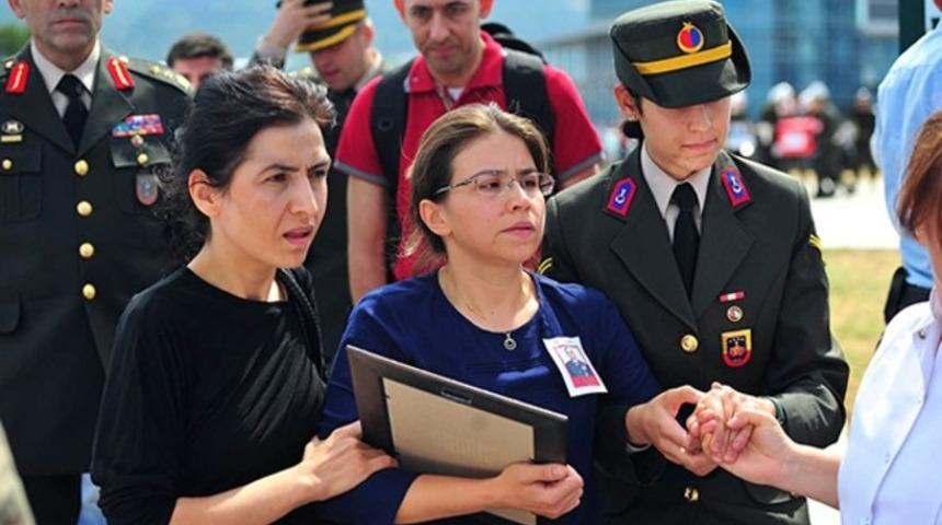 Yarbay eşi İlker &Ccedil;elikcan'ın şehit olduğu yere gitti