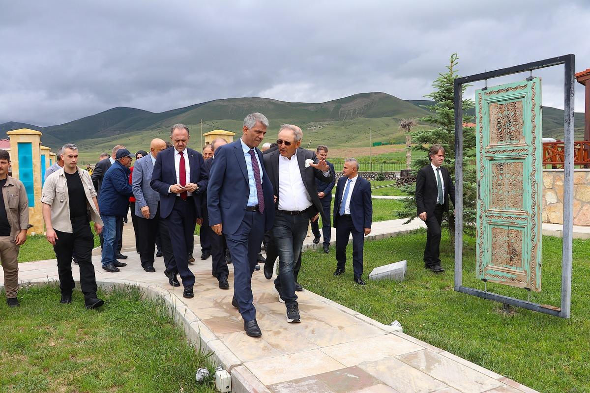 K&uuml;lt&uuml;r ve Turizm Bakan Yardımcısı Alpaslan, Bayburt'un &ouml;d&uuml;ll&uuml; m&uuml;zelerini ziyaret etti