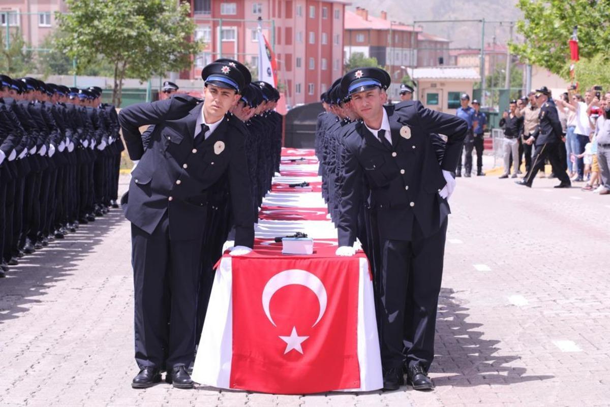 Bitlis'te mezun olan 452 polis adayı i&ccedil;in t&ouml;ren d&uuml;zenlendi