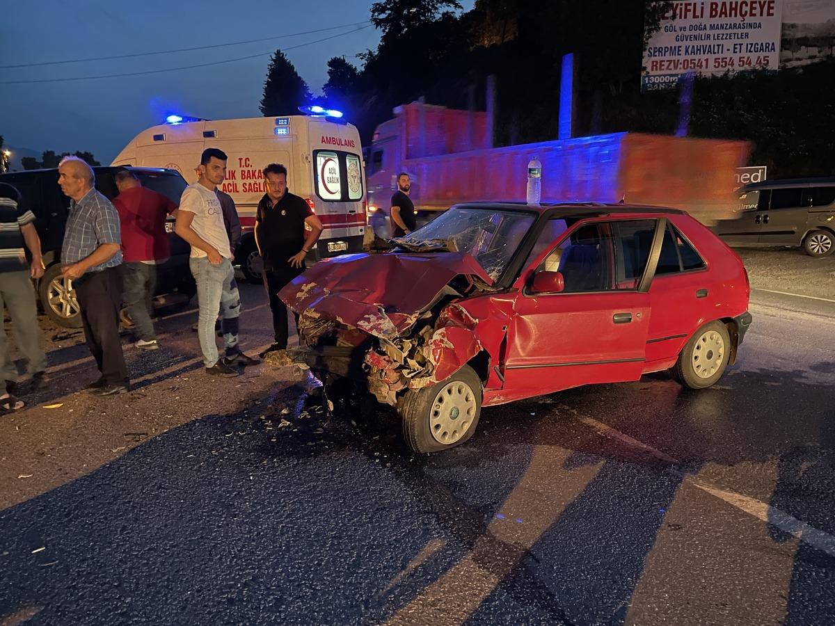 Sakarya'da ciple otomobilin &ccedil;arpıştığı kazada 3 kişi yaralandı