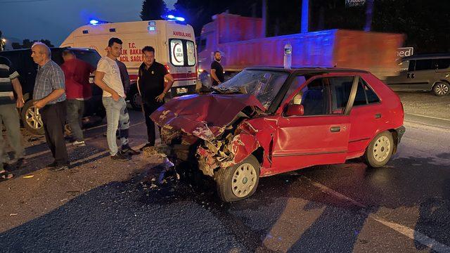 Sakarya'da ciple otomobilin çarpıştığı kazada 3 kişi yaralandı