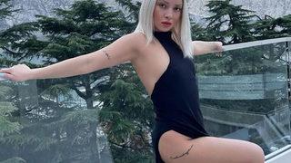 Ece Seçkin'in sütyensiz sahne tarzını görenler Seren Serengil görmesin dedi