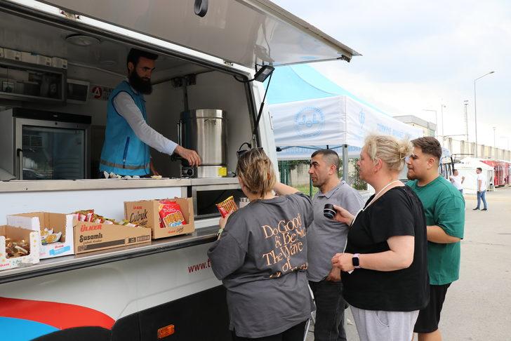 Türkiye Diyanet Vakfı yurda gelen gurbetçileri Kapıkule'de ikramlarla karşılıyor G2