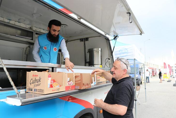 Türkiye Diyanet Vakfı yurda gelen gurbetçileri Kapıkule'de ikramlarla karşılıyor G3