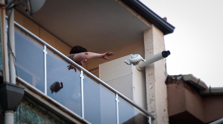 Mahalleden ge&ccedil;en şaşkına d&ouml;nd&uuml;! Evinin kapısını kilitleyip eline ge&ccedil;en eşyayı sokağa fırlattı 