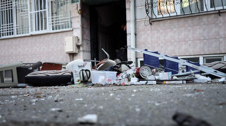 Bursa'da sinir krizi geçiren kadın evindeki eşyaları balkondan sokağa attı G4