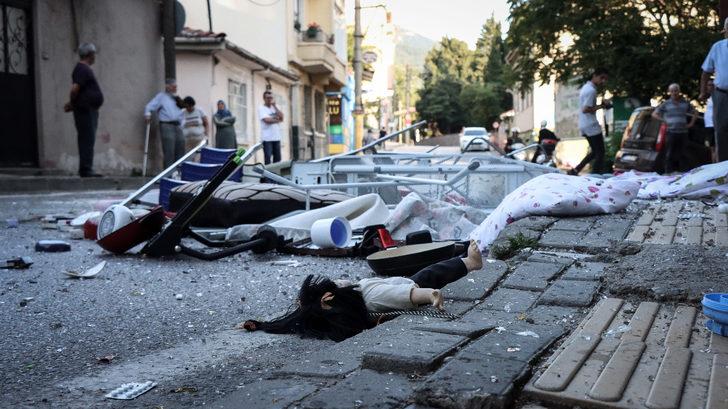 Bursa'da sinir krizi geçiren kadın evindeki eşyaları balkondan sokağa attı G2
