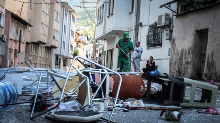 Bursa'da sinir krizi geçiren kadın evindeki eşyaları balkondan sokağa attı G5