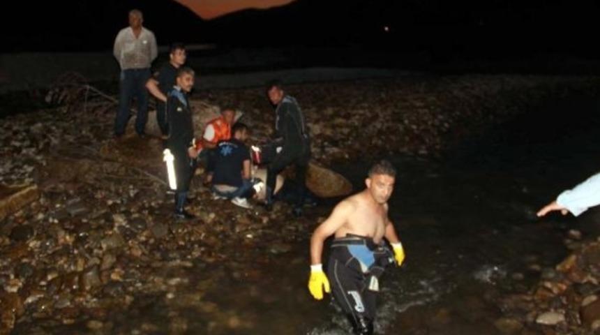 Kızlarını kurtarmak isterken boğuldu