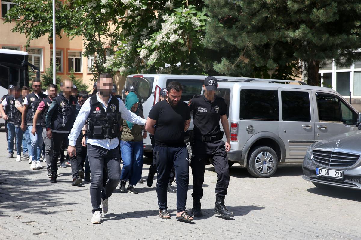 Muş'ta uyuşturucu operasyonunda yakalanan 8 ş&uuml;pheliden 4'&uuml; tutuklandı