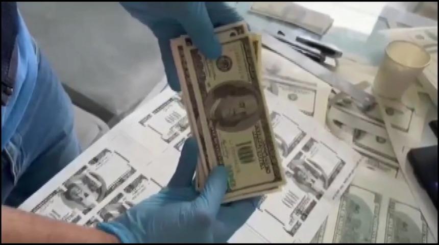 Jandarma operasyonunda ele geçirildi! Evi darphaneye çevirmiş: Tam 3 milyon dolar...