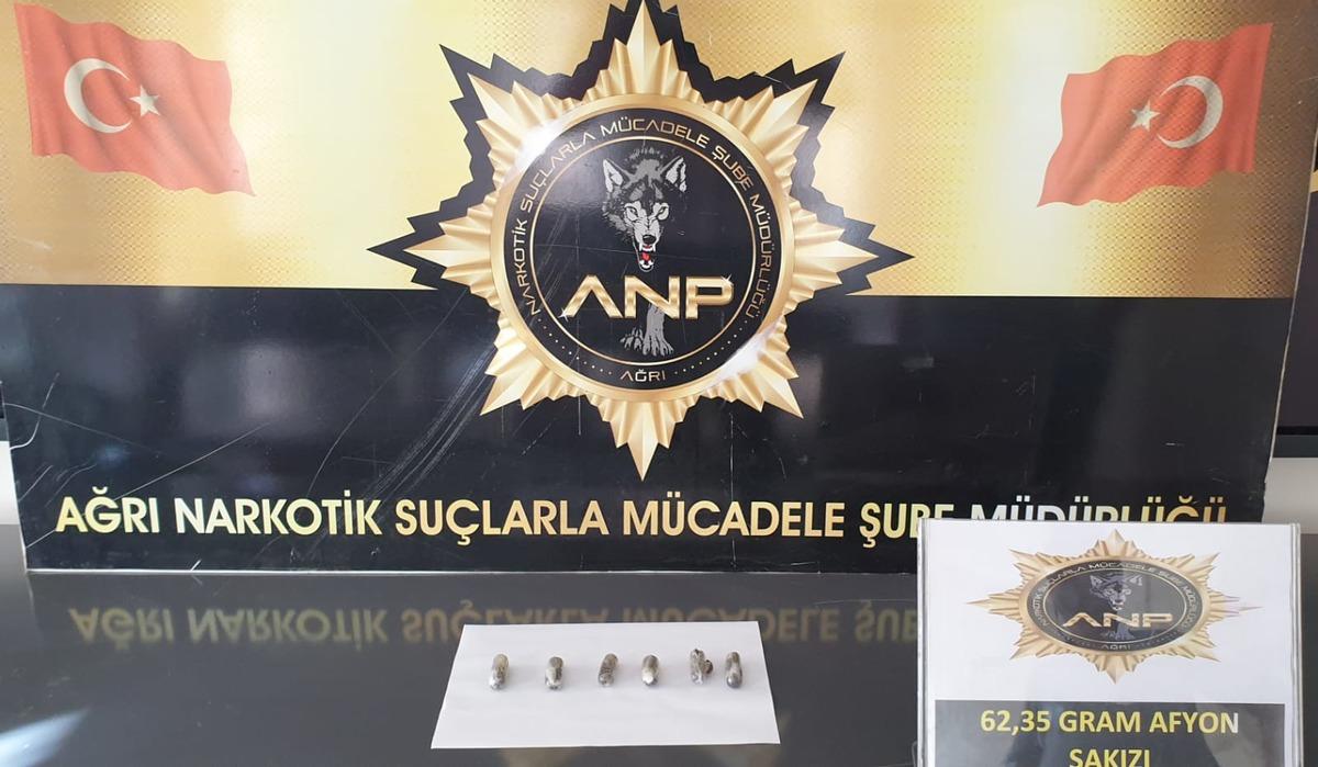 Ağrı'da bir yolcunun midesindeki kaps&uuml;llerde 1 kilo 126 gram uyuşturucu ele ge&ccedil;irildi