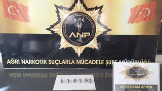 Ağrı'da bir yolcunun midesindeki kapsüllerde 1 kilo 126 gram uyuşturucu ele geçirildi