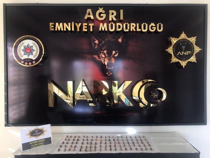 Ağrı'da bir yolcunun midesindeki kapsüllerde 1 kilo 126 gram uyuşturucu ele geçirildi G3