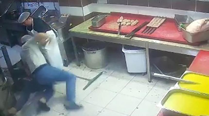 Restoran çalışanları birbirine girdi! Mutfak malzemeleriyle saldırdılar