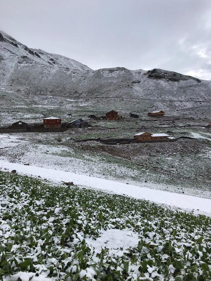 Rize'de 3 bin 200 rakımlı yaylaya kar yağdı G2